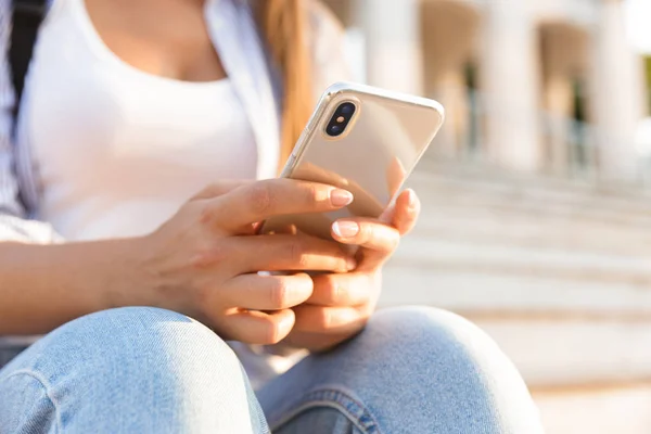 Fechar Uma Jovem Segurando Telefone Celular Enquanto Sentado Escadas Livre — Fotografia de Stock