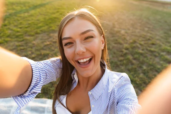 Primer Plano Una Joven Excitada Tomando Una Selfie Parque Con —  Fotos de Stock