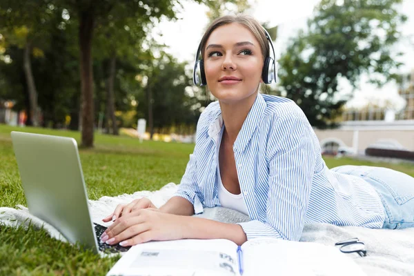 Pretty Young Girl Headphones Spending Time Park Studying Laying Blanket — Stock Photo, Image