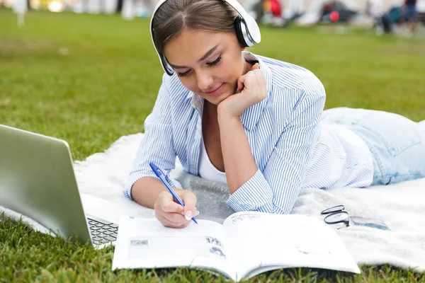 Image Beautiful Young Pretty Woman Park Outdoors Using Laptop Computer — Stock Photo, Image