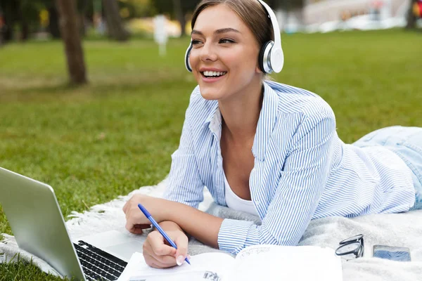 Güzel Genç Güzel Kadın Park Açık Havada Dizüstü Bilgisayar Dinleme — Stok fotoğraf