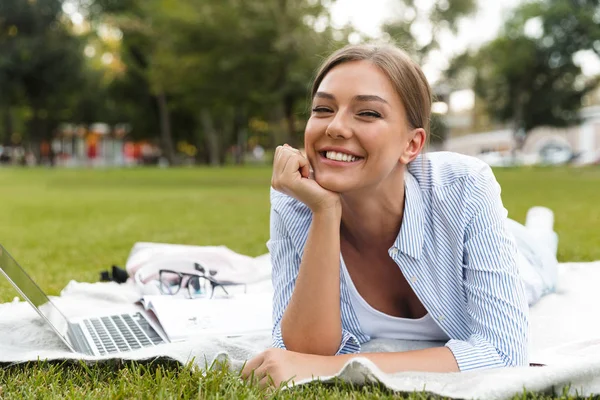 Cheerful Young Girl Spending Time Park Studying Laying Blanket Laptop — Stock Photo, Image