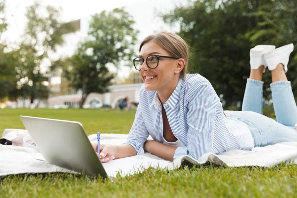 Imagem Bela Jovem Mulher Bonita Parque Livre Usando Computador Portátil — Fotografia de Stock