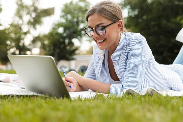 Szabadban Segítségével Laptop Számítógép Park Gyönyörű Fiatal Csinos Képe — Stock Fotó