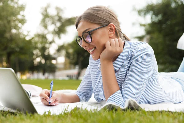 Wesoła Dziewczyna Spędzać Czas Parku Studia Układanie Koc Laptopa — Zdjęcie stockowe