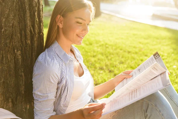 Jovencita Feliz Pasando Tiempo Parque Estudiando Sentada Sobre Una Manta — Foto de Stock