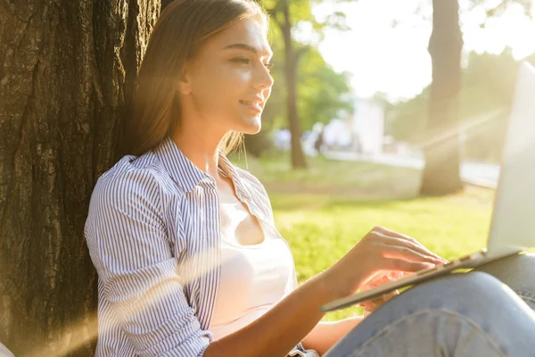 Sonriendo Jovencita Pasar Tiempo Parque Estudiando Sentado Con Ordenador Portátil — Foto de Stock