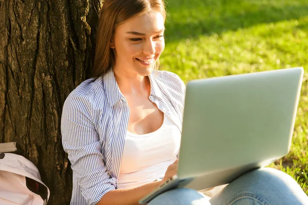 Szczęśliwa Młoda Dziewczyna Spędzać Czas Parku Studia Siedząc Laptopa — Zdjęcie stockowe