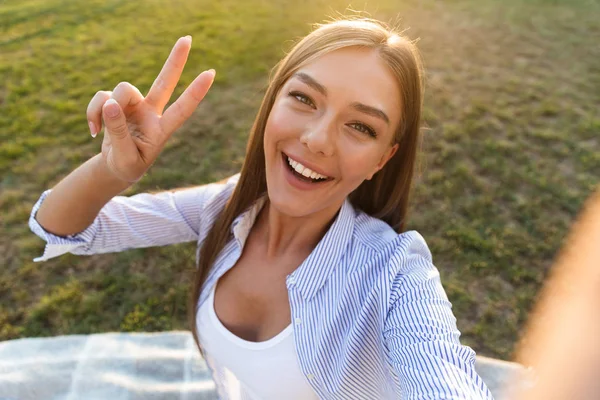 Primer Plano Una Joven Alegre Tomando Una Selfie Parque Con — Foto de Stock