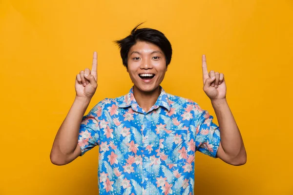 Bild Eines Aufgeregten Jungen Asiatischen Mannes Der Isoliert Auf Gelbem — Stockfoto