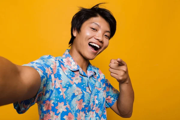 Imagem Feliz Jovem Asiático Homem Posando Isolado Sobre Amarelo Fundo — Fotografia de Stock