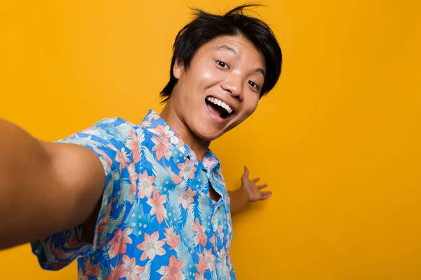 Imagen Feliz Joven Asiático Posando Aislado Sobre Fondo Amarillo Tomar — Foto de Stock