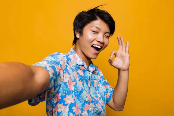 Obrázek Šťastný Mladík Asijské Pózuje Izolované Žlutém Pozadí Focení Gestem — Stock fotografie