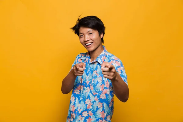 Heyecanlı Bir Genç Asyalı Adamın Poz Görüntü Için Işaret Eden — Stok fotoğraf