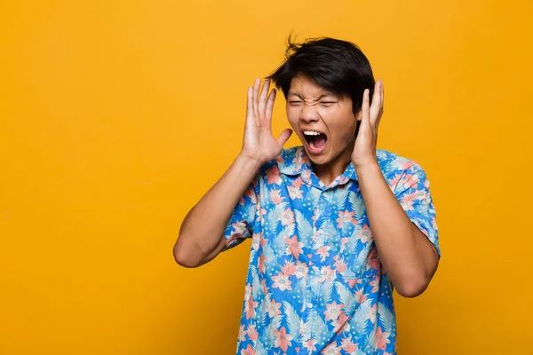 Imagem Gritando Emocional Jovem Asiático Homem Posando Isolado Sobre Fundo — Fotografia de Stock