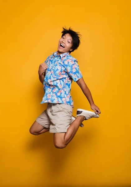 Imagem Feliz Emocional Jovem Asiático Homem Pulando Isolado Sobre Fundo — Fotografia de Stock