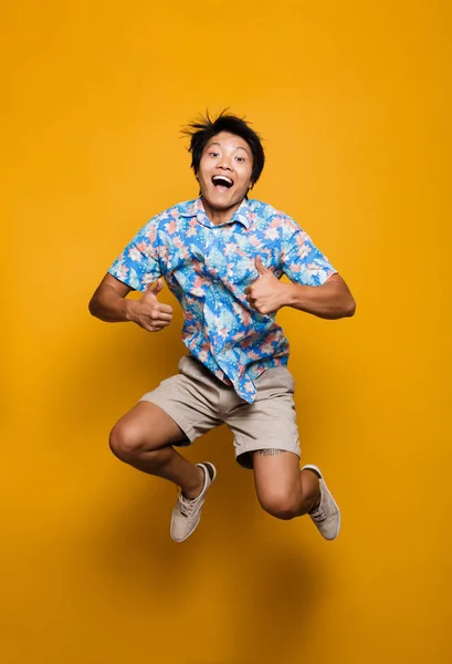 Wizerunek Szczęśliwy Emocjonalne Młody Człowiek Asian Skoki Białym Tle Nad — Zdjęcie stockowe