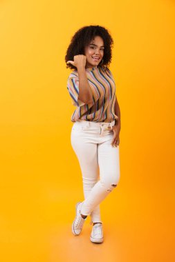 Sarı arka plan işaret içinde izole şaşırtıcı oldukça Afrikalı kadın görüntüsünü.