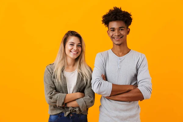 Imagem Feliz Jovem Casal Amoroso Bonito Posando Isolado Sobre Fundo — Fotografia de Stock