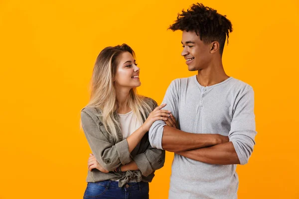 Imagem Feliz Jovem Casal Amoroso Bonito Posando Isolado Sobre Fundo — Fotografia de Stock