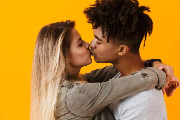 Retrato Jovem Casal Multhiethnic Isolado Sobre Fundo Amarelo Abraçando Beijando — Fotografia de Stock