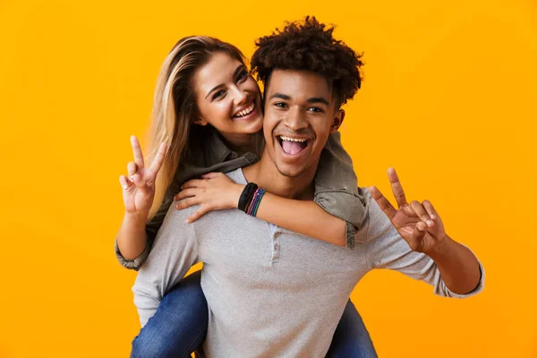 Imagem Feliz Bonito Jovem Casal Amoroso Posando Isolado Sobre Fundo — Fotografia de Stock