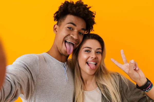 Imagem Feliz Bonito Jovem Casal Amoroso Posando Isolado Sobre Fundo — Fotografia de Stock