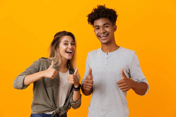 Imagem Feliz Bonito Jovem Casal Amoroso Posando Isolado Sobre Fundo — Fotografia de Stock