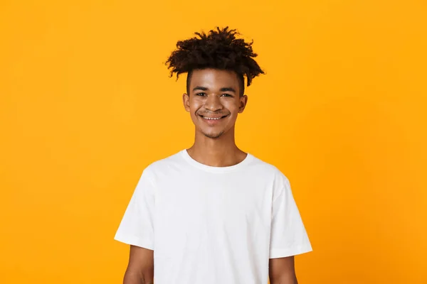 Glücklicher Junger Afrikanischer Mann Shirt Steht Isoliert Vor Gelbem Hintergrund — Stockfoto