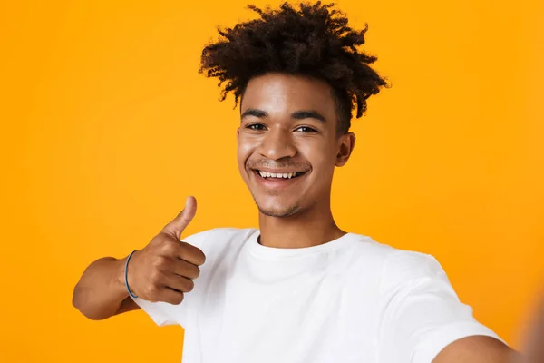 Gelukkig Jonge Afrikaanse Man Shirt Permanent Geïsoleerd Gele Achtergrond Het — Stockfoto