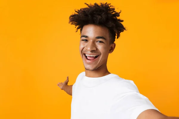 Hombre Africano Joven Positivo Camiseta Pie Aislado Sobre Fondo Amarillo —  Fotos de Stock