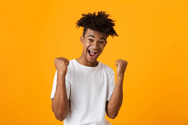 Glad Ung Afrikansk Man Shirt Står Isolerade Över Gul Bakgrund — Stockfoto