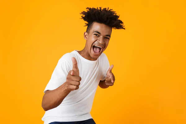 Feliz Jovem Africano Shirt Isolado Sobre Fundo Amarelo Apontando Dedos — Fotografia de Stock