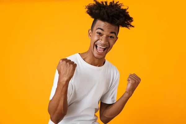 Emocionado Joven Africano Camiseta Pie Aislado Sobre Fondo Amarillo Celebrando —  Fotos de Stock