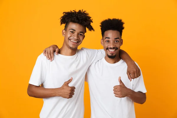 Δύο Ευτυχισμένη Αρσενικούς Φίλους Αφρικανική Μπλουζάκια Που Στέκεται Απομονωμένο Πάνω — Φωτογραφία Αρχείου