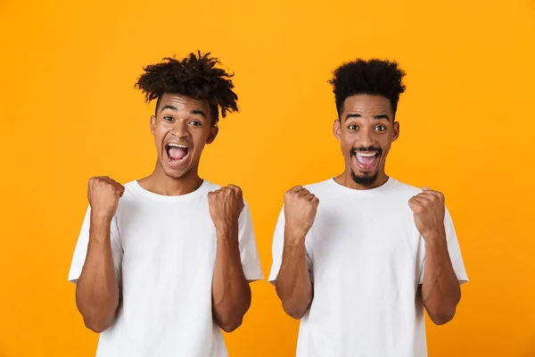 Két Boldog Férfi Afrikai Meg Shirt Állandó Izolált Sárga Háttér — Stock Fotó