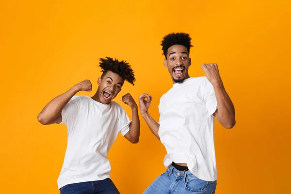 Två Upphetsad Manliga Afrikanska Vänner Shirts Står Isolerade Över Gul — Stockfoto