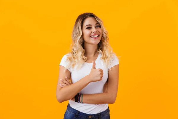 Fotografie Okouzlující Blondýnka Základní Oblečení Usmívá Ukazuje Palec Izolované Žluté — Stock fotografie
