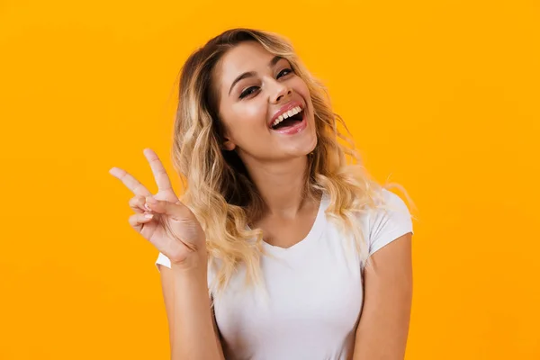 Zdjęcie Pozytywnych Blond Kobieta Odzież Basic Uśmiechając Się Pokazuje Znak — Zdjęcie stockowe