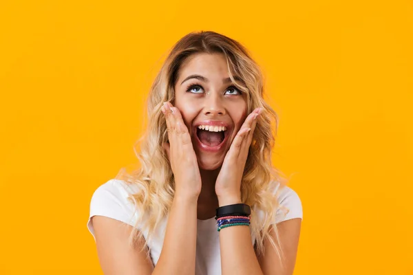 Foto Van Gelukkig Blonde Vrouw Basic Kleding Schreeuwen Het Aanraken — Stockfoto