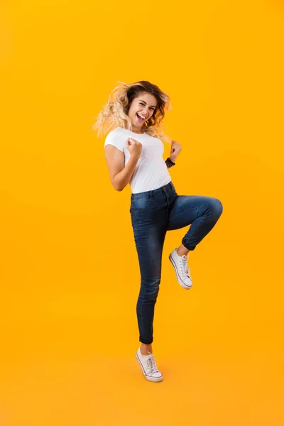 Celé Délce Foto Energická Blondýnka Základní Oblečení Úsměvem Zaťal Pěsti — Stock fotografie