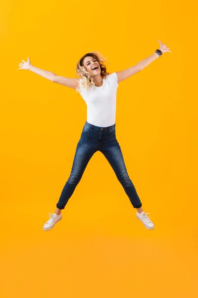 Volle Lengte Foto Van Positieve Blonde Vrouw Basic Kleding Springen — Stockfoto