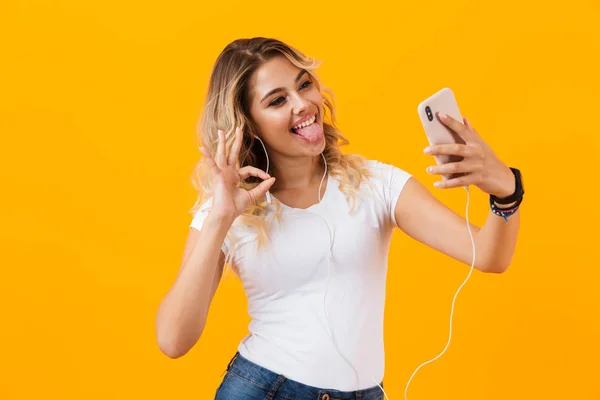 Εικόνα Καυκάσιος Γυναίκα Φοράει Ακουστικά Χαμογελώντας Και Λήψη Selfie Φωτογραφία — Φωτογραφία Αρχείου