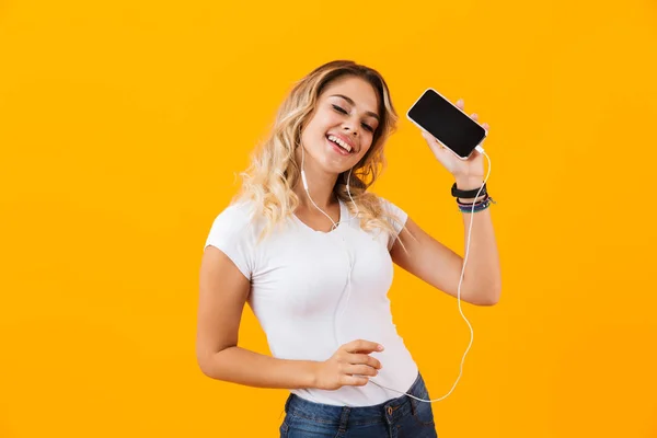 Imagen Una Mujer Hermosa Con Auriculares Sonriendo Sosteniendo Teléfono Celular — Foto de Stock