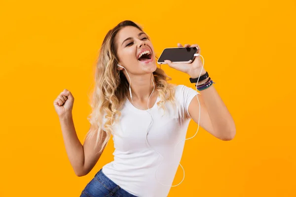 Imagen Una Hermosa Mujer Usando Auriculares Cantando Mientras Sostiene Teléfono —  Fotos de Stock