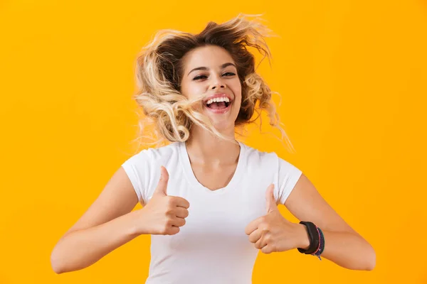 Foto Mulher Alegre Roupas Básicas Gritando Mostrando Polegares Isolados Sobre — Fotografia de Stock