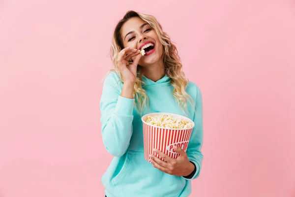 Зображення Красива Європейська Жінка 20S Їдять Попкорн Відро Ізольовані Над — стокове фото