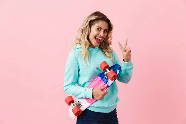 Imagen Chica Caucásica Años Sonriendo Sosteniendo Monopatín Aislado Sobre Fondo — Foto de Stock