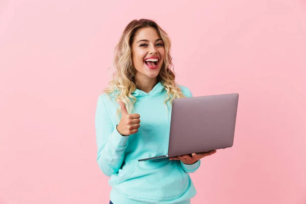 Imagen Niña Feliz Años Sonriendo Sosteniendo Portátil Plata Aislado Sobre — Foto de Stock