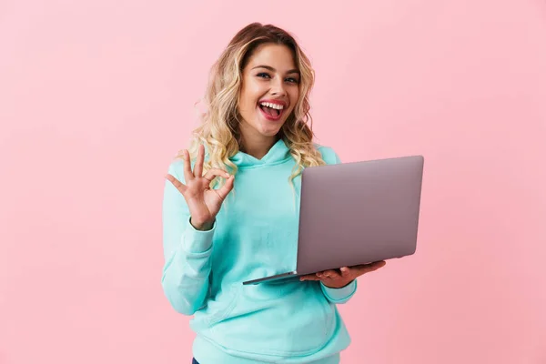 Immagine Donna Caucasica 20S Sorridente Tenendo Computer Portatile Argento Isolato — Foto Stock